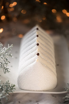 D&eacute;licieuse B&ucirc;che de No&euml;l glac&eacute;e au chocolat et insert au fruit