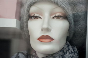 détail mannequin avec perruque en vitrine