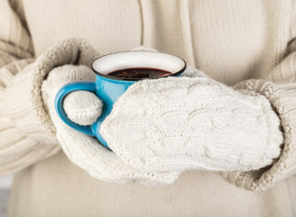 holding hot mulled wine