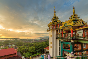Obraz premium Kyaik Tan Lan or Kyaikthanlan Pagoda in Mawlamyine during sunset, Mon State, Myanmar.