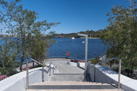 Treppe zu einem Aussichtspunkt am Hafenbecken von Perth mit orangenem Rettungsring