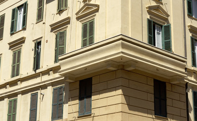 Roma, Italia. Palazzi della periferia della città in sezione aurea. Geometrie