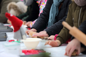 Ręce i dłonie ludzi na stole w czasie ugniatania i wałkowania ciasta. © Stanisław Błachowicz