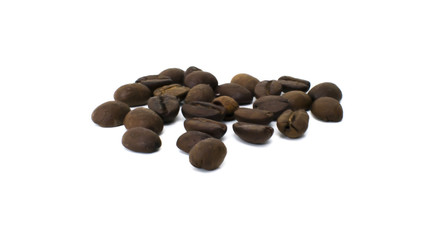 Świeża kawa ziarnista palona na białym tle