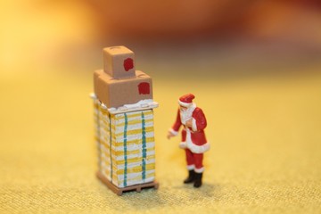 miniatura di Babbo Natale davanti ad un pancake di pacchi