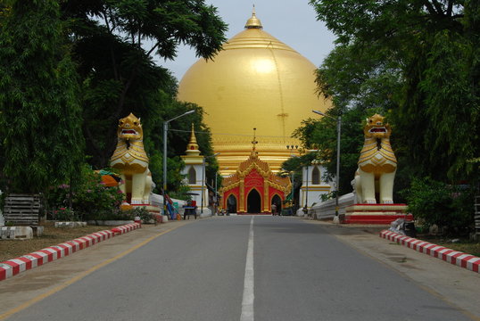 Kaunghmudaw Pagoda, Sagaing, Myanmar