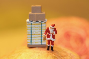 miniatura di Babbo Natale davanti ad un pancake di pacchi