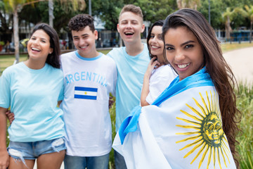 Attraktive Argentinierin mit Fahne und anderen Fans