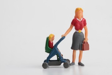 miniatura di mamme con passeggino e bambini