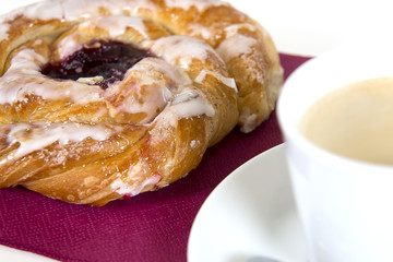 Sweet rolls with nuts and jam