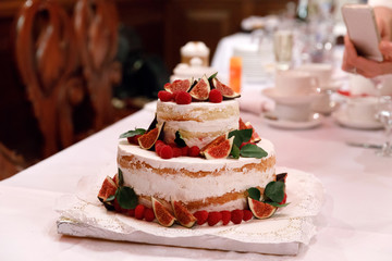 Wedding injer raspberry cake