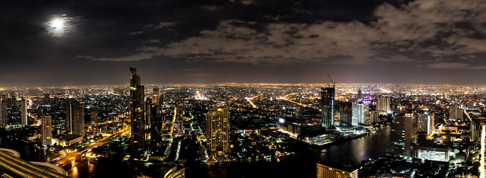 Panorama skyline of Bangkok metropole, Thailand, during night time © Rene Suchan