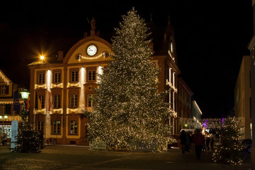 Offenburger Rathaus mit Weihnachtsbaum