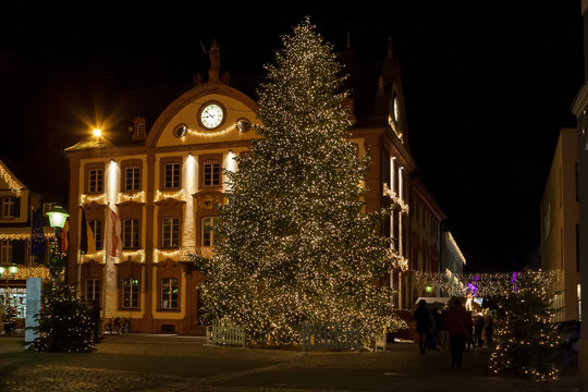 Offenburger Rathaus mit Weihnachtsbaum