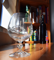 Copa de cristal sobre una mesa.