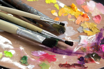 Obraz premium artists paint brushes on wooden palette
