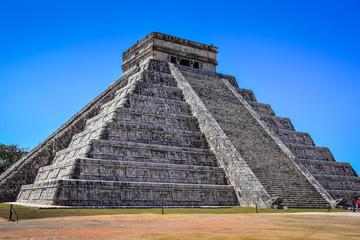 Fototapeta na wymiar Templo de Kukulkán - El Castillo Chichén Itzá Mexico