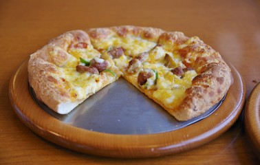 皿の上の焼きたてのピザ