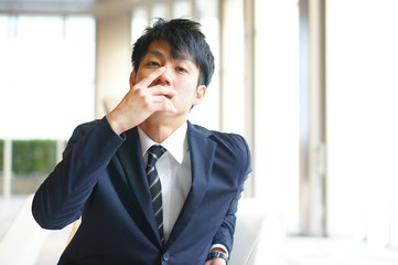 見下す表情のビジネスマン