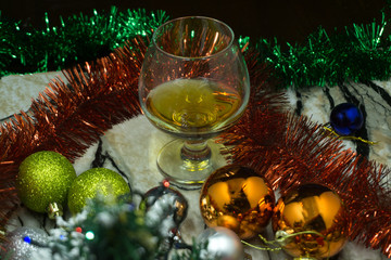 Fototapeta na wymiar Christmas decoration lemon slice in the drink on the background of the bottle .