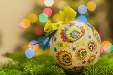 Boże Narodzenie. Świateczna bombka dekoracyjna na tle abstrakcyjnych światełek © Bea