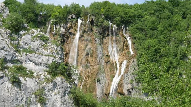 Plitvice cascate e f fiumi nel parco naturale