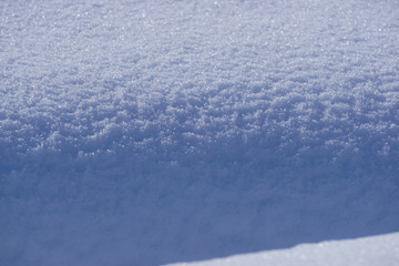 太陽の光を受けて輝く雪　冬素材
