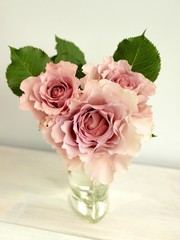 花瓶に入れたピンクの薔薇