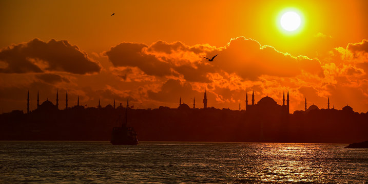 Fototapeta life, sunset and silhouette in istanbul