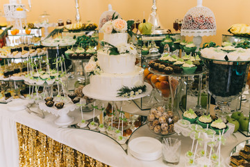 Fototapeta premium Beautiful wedding cake decorated with flowers.