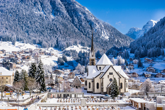 Chiesa alpina innevata