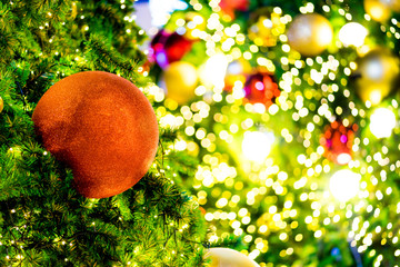 Obraz na płótnie Canvas beautiful Blurred Christmas tree and festive bokeh lighting, blurred holiday background