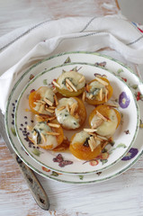 warme gratinierte Aprikosen mit Gorgonzola, Mandelstiften und Honig