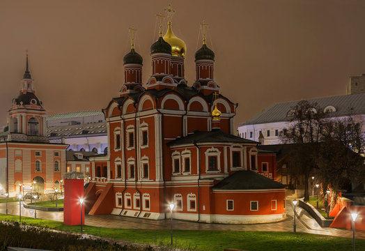 Москва. Россия. Знаменский Собор вечером.