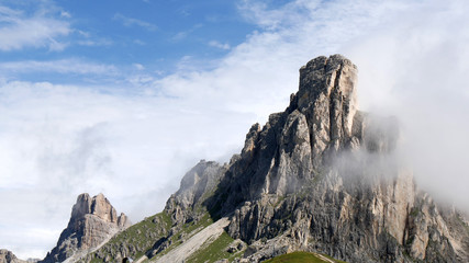 Passo Giau monte Nuvolau in Dolomiti all'alba