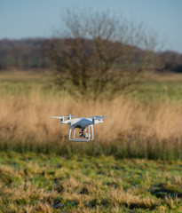 Drohne fliegt über Felder und in der Landschaft