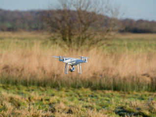 Drohne fliegt über Felder und in der Landschaft