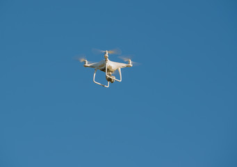 Drohne fliegt über Felder und in der Landschaft
