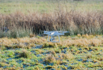 Drohne fliegt über Felder und in der Landschaft