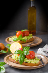 Avocado spread bread with baked tomato