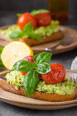 Avocado spread bread with baked tomato