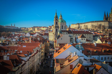 Obraz premium vue sur l'Église Saint-Nicolas et le mala strana de prague