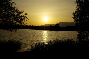 Obraz premium sunset on on the lake with reflections of light