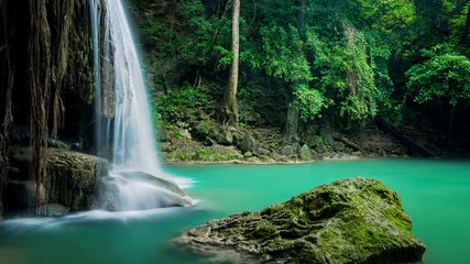 Foto auf Acrylglas Schöner grüner Wasserfall im tiefen Wald, Erawan-Wasserfall gelegen Provinz Kanchanaburi, Thailand © peangdao