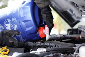 Fototapeta premium Uzupełnij olej silnikowy