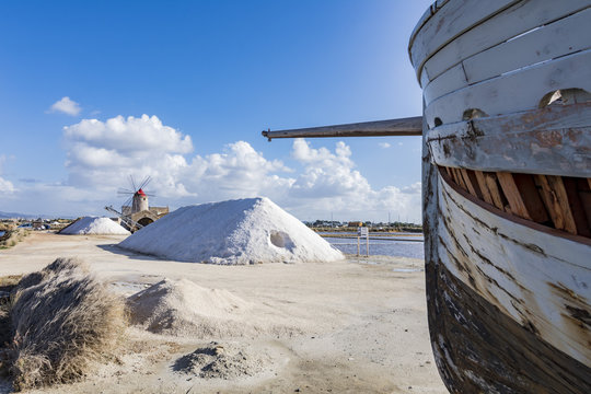 Vecchia barca da pesca alle saline di Trapani, Sicilia	