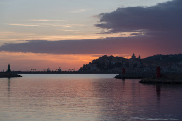 Naklejka premium Sunset silhouette city