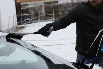  Eis kratzen an der Windschutzscheibe im Winter