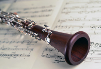 Obraz premium Instrument klarnetowy na nuty, widok szczegółów