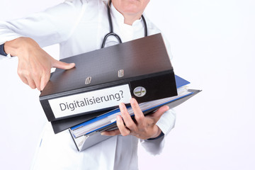 Arzt mit vielen Aktenordnern und Aufschrift Digitalisierung